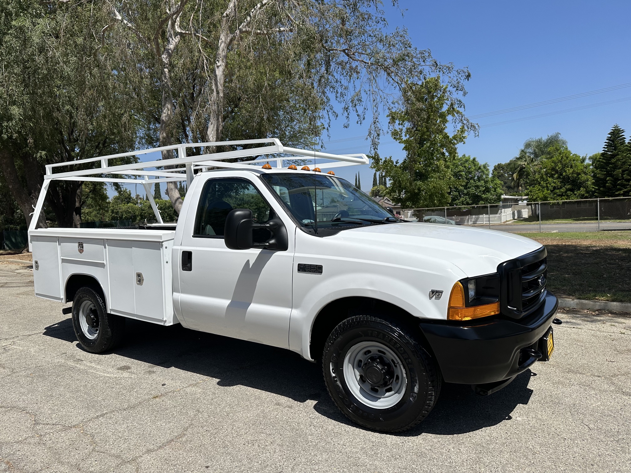 2001 Ford F-350 Service Body/ Utility Truck with Liftage