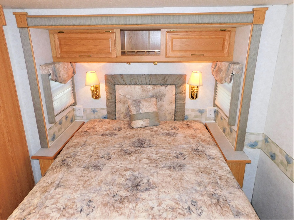 2004 Winnebago Adventurer 33V Harrison RV Land Inc