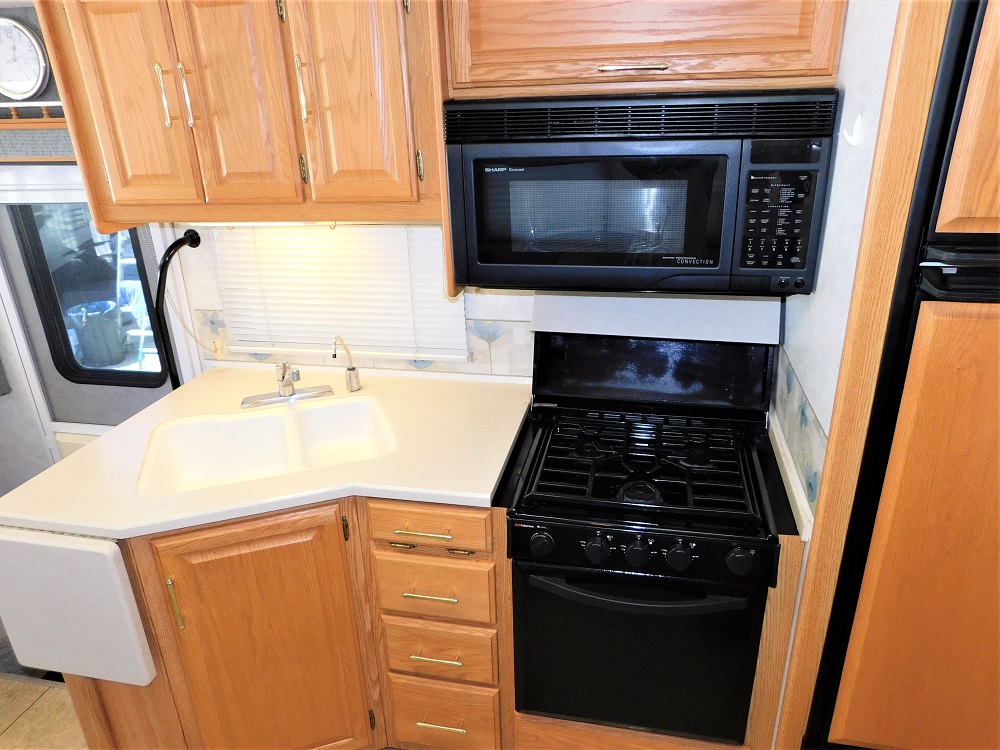 2004 Winnebago Adventurer 33V Harrison RV Land Inc