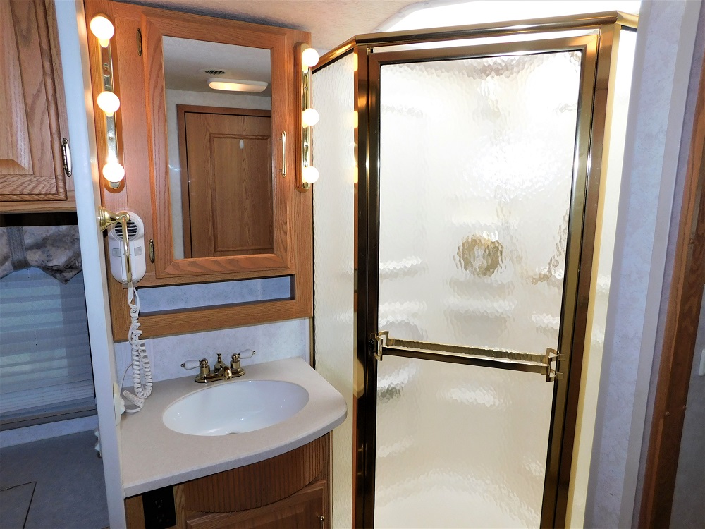 2004 Winnebago Adventurer 33V Harrison RV Land Inc