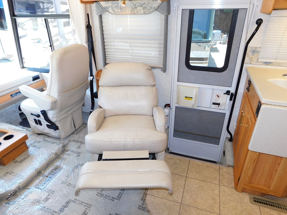 2004 Winnebago Adventurer 33V Harrison RV Land Inc