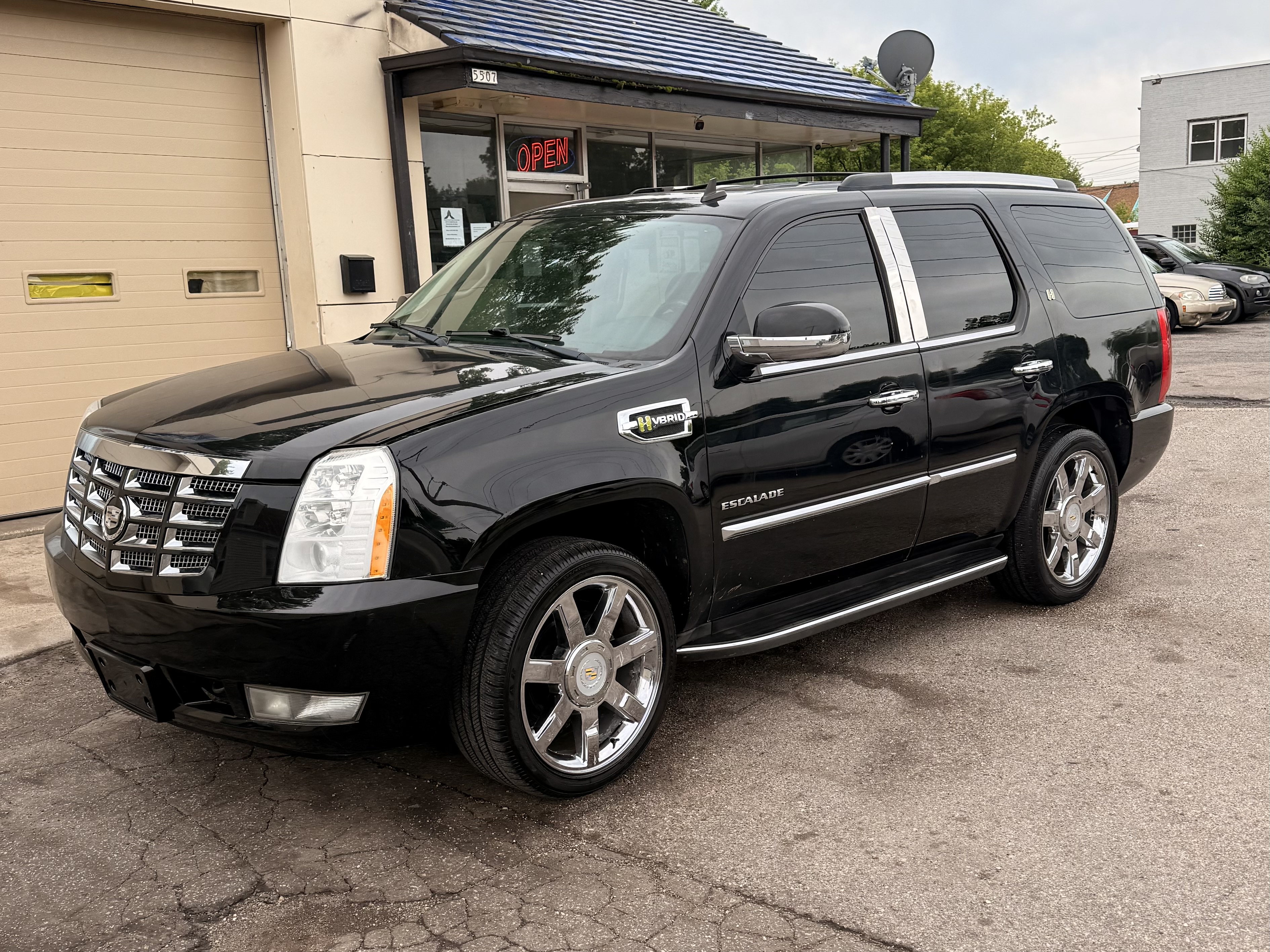 2010 Cadillac Escalade 4WD Hybrid's photo
