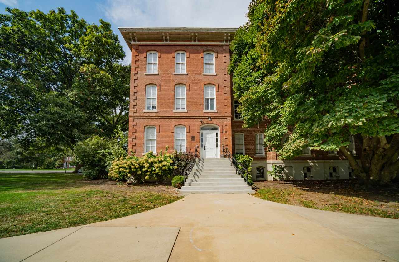 Experience Illinois College in Virtual Reality.