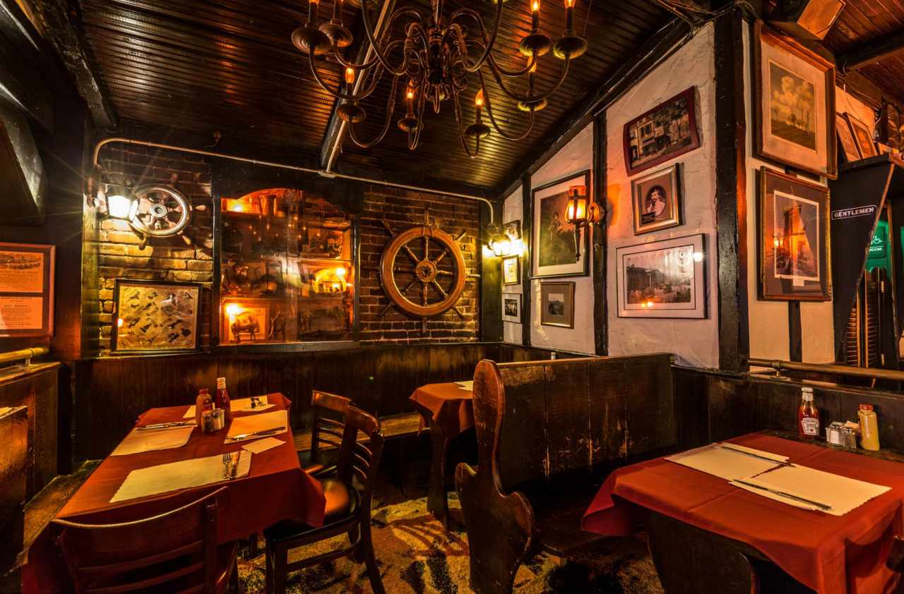 Experience Molly's Pub in Virtual Reality.