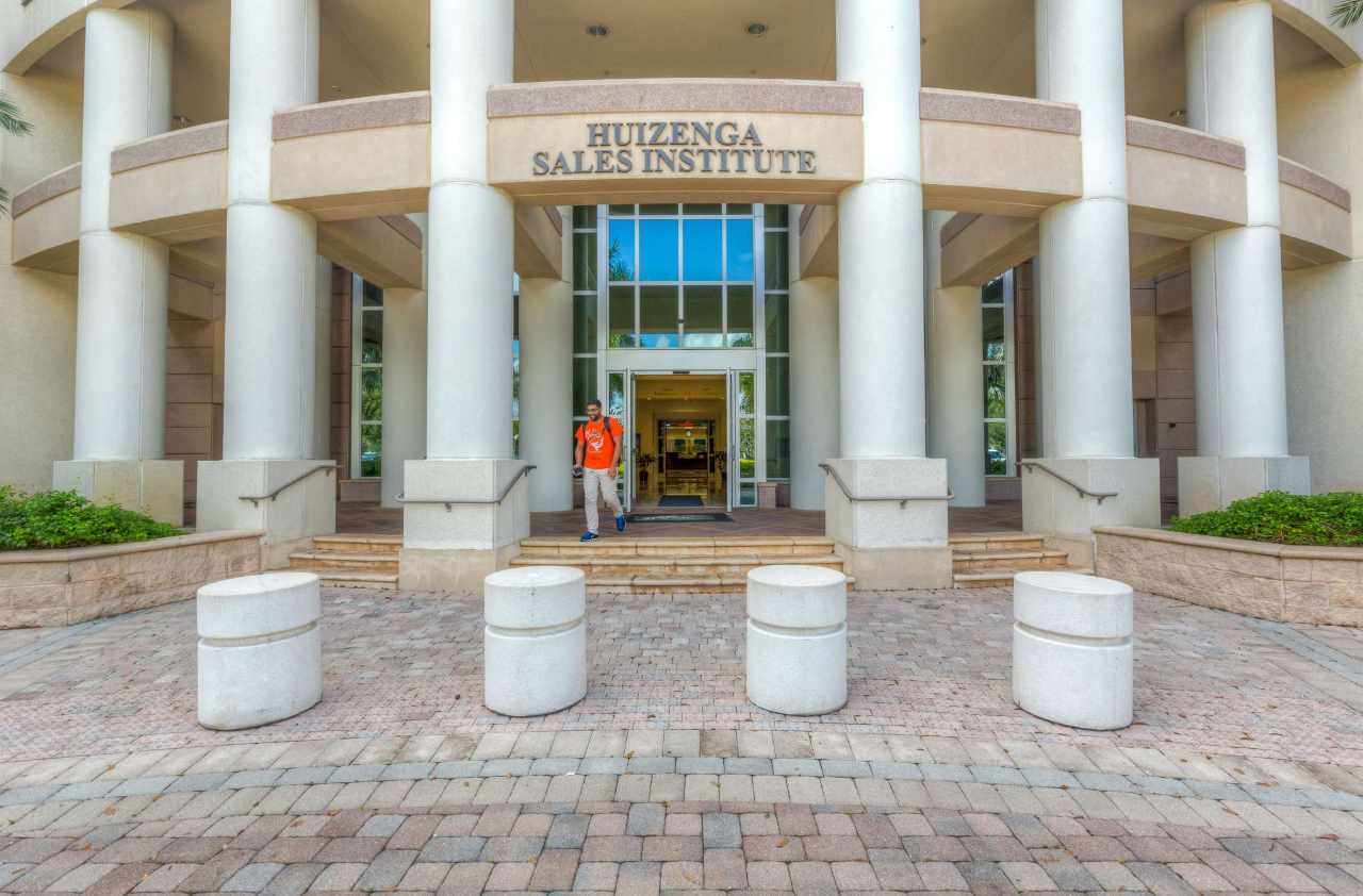 Experience Nova Southeastern University in Virtual Reality. Press Alt